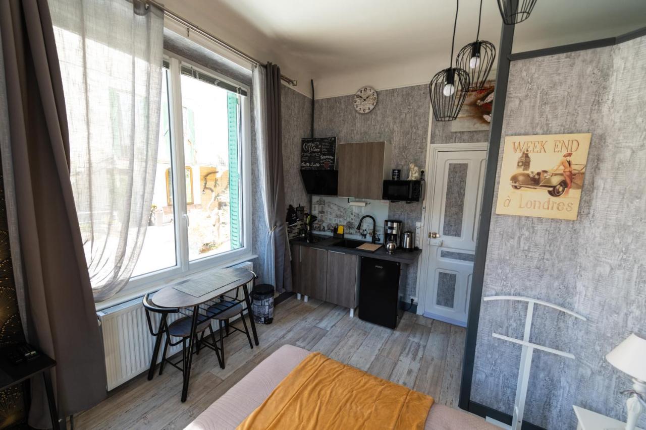 Studio Malou, Cuisine, Salle D'Eau, Terrasse Amenagee Olliergues Exteriör bild