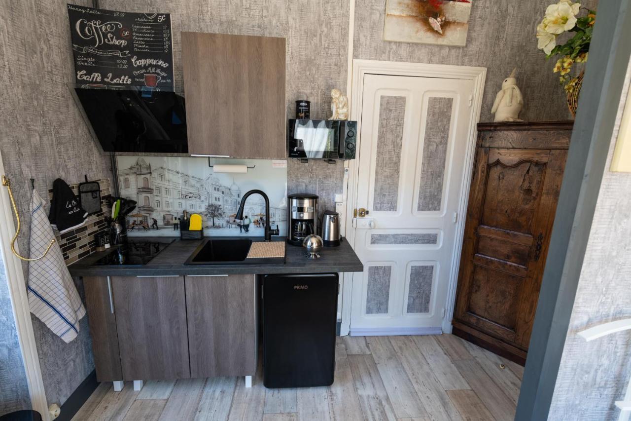 Studio Malou, Cuisine, Salle D'Eau, Terrasse Amenagee Olliergues Exteriör bild