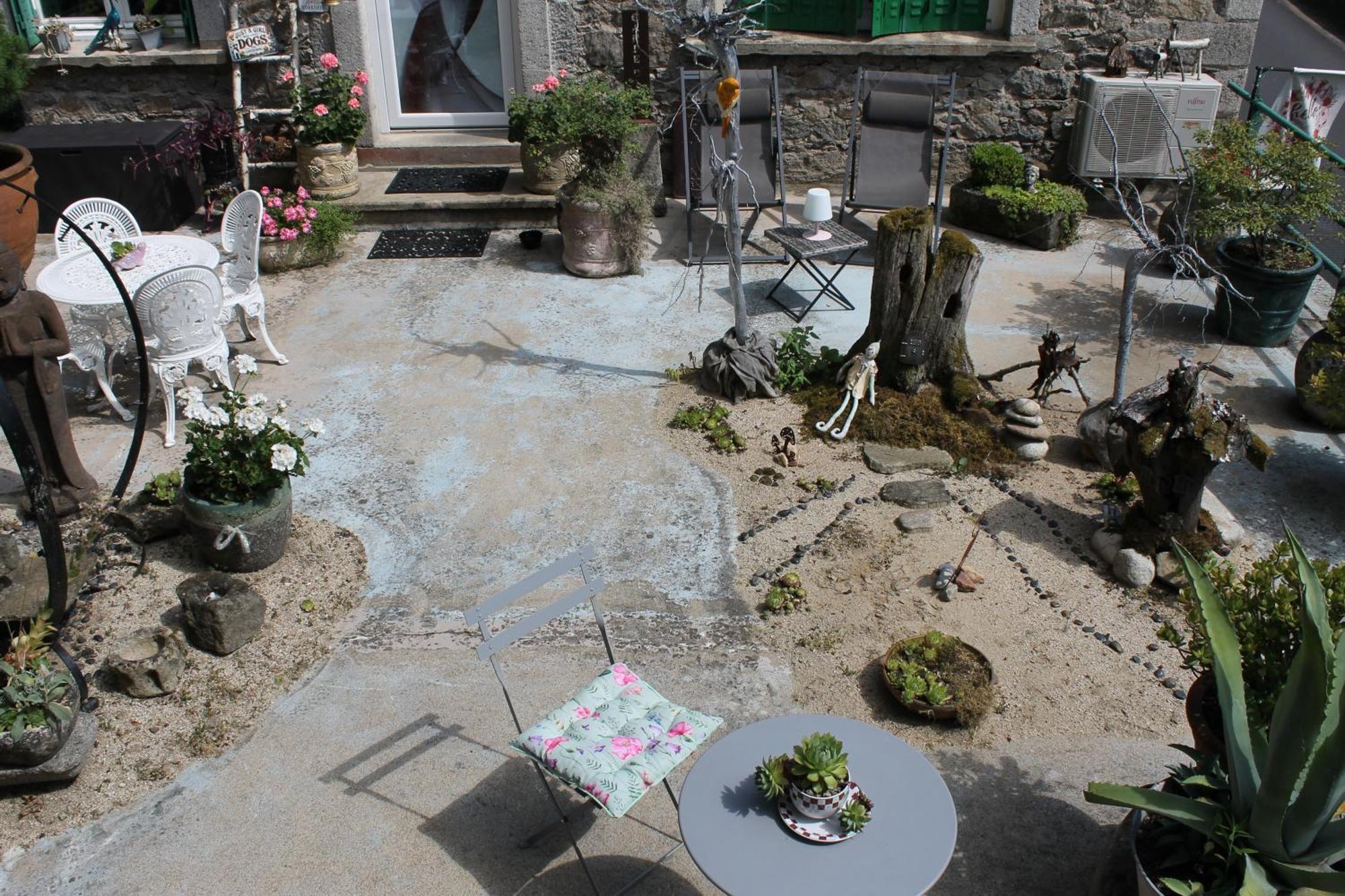 Studio Malou, Cuisine, Salle D'Eau, Terrasse Amenagee Olliergues Exteriör bild